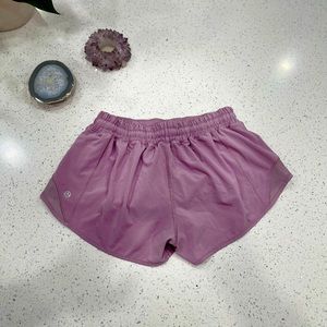 Lululemon Hotty Hot Short II 2.5" Lilac Quartz. Size 6